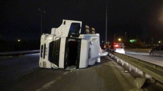 TEMe girmek isteyen kağıt yüklü tır, virajı alamayıp devrildi