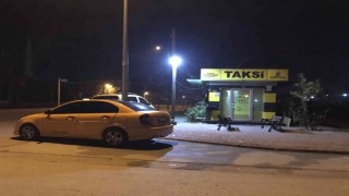 Temizlik fırçası ve paspas sopalarıyla taksicilere saldırdılar... O anlar kamerada