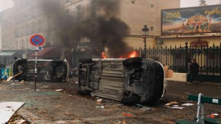 Terör örgütü PKK yandaşları Paris sokaklarını savaş alanına çevirdi