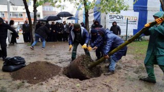 Terör saldırısında hayatını kaybeden Yağmurun anısına okuluna fidan dikildi