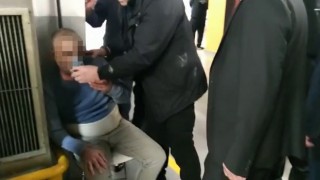 Tezgahı elinden alınan simitçi, İBB binası önünde kendini yakmaya çalıştı