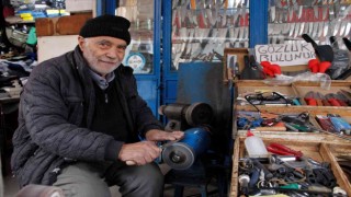 Tezgâhındaki bıçaklar 5 ayrı bileme işleminden geçiyor