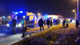 Tır ile servis minibüsü çarpıştı; 1 ölü 11 yaralı