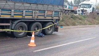 Tırın altında kalan motosiklet sürücüsü hayatını kaybetti