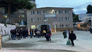 Topu almak için çıktığı ağaçtan düşen öğrenci yaralandı