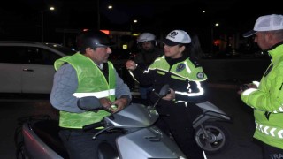 Trafik ekipleri, 2 tekerlekli sürücülere reflektif yelek dağıttı