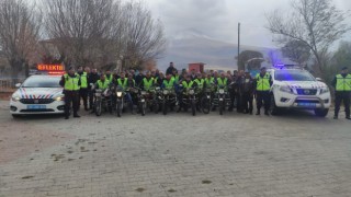 Trafik jandarması motosiklet sürücülerine reflektif yelek dağıttı