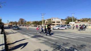 Trafik jandarmasından yaya ve sürücülere “Yaya önceliği” eğitimi