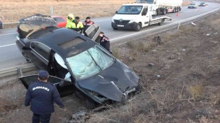 Trafik levhalarına çarpan otomobil 150 metre sürüklendi: 2 yaralı