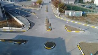 Trafikte güvenliği sağlamak için yapılan kavşak sosyal medyayı ikiye böldü