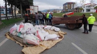 Traktör ile tır çarpıştı, buğday çuvalları yola saçıldı