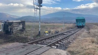 Tren hafif ticari araca çarptı: 1 yaralı