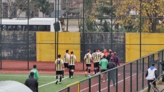 Tribünden sahaya inip golü vermeyen hakeme saldırdı