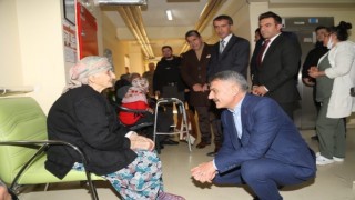 Tunceli Valisi Özkandan huzurevine yeni yıl ziyareti