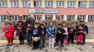 Tuncelide jandarma, öğrencilerle birlikte fidan dikti