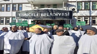 Tuncelide köylüler, belediyeyi tabut ve kefenlerle protesto etti