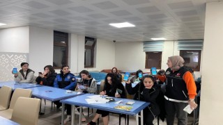 Tuncelide polis ekipleri vatandaş ve öğrencileri bilgilendirdi