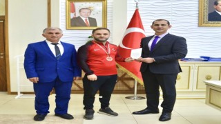Türkiye Şampiyonu güreşçiye hediye