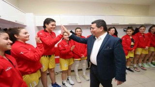Tütüncüden kız basketbol takımına destek sözü