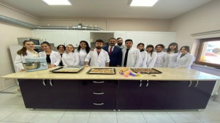 Üniversite öğrencileri, engelli kardeşleri için kurabiye pişirdi