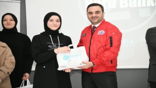 Üniversite sınavına hazırlanan öğrencilere soru bankası hediye edildi