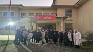 Üniversiteli gençler sevgi evlerinde kalan çocukları sevindirdi