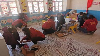 Üniversiteli öğrenciler minik öğrencileri kendi elleriyle giydirdi