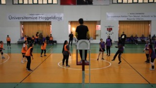 Üniversiteli voleybolcular süper lig için ter döktü