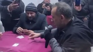 Ünlü şarkıcı konserde üşüyünce daldığı kahvede pişti oynadı