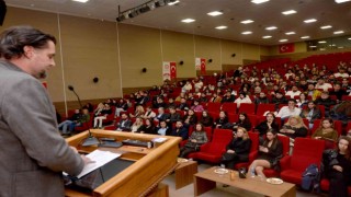 Ünlü tasarımcı Çak: Kendinize inanın ve sevdiğiniz işi yapın