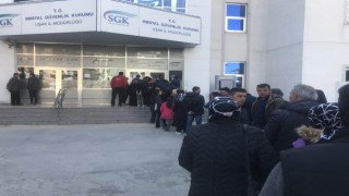 Uşakta SGK önünde metrelerce EYT kuyruğu oluştu