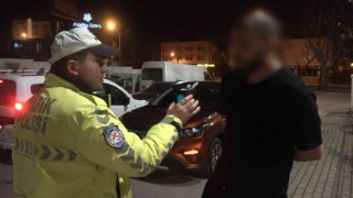 Uygulama noktasından kaçmaya çalışırken alkollü yakalandı, Beni ters kelepçe yapın dedi