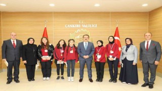 Vali Ayaz Mesleki Girişim Maratonu birincisi öğrencilerine kitap hediye etti