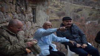 Vali Canalp, tarih kokan 127 yaşındaki Reşit dedenin evine konuk oldu