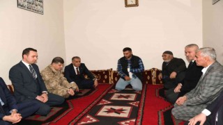 Vali Çuhadar, yaralı askeri evinde ziyaret etti