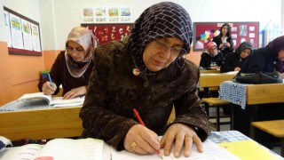 Vanda okuma yazma kursu kadınlara umut oldu