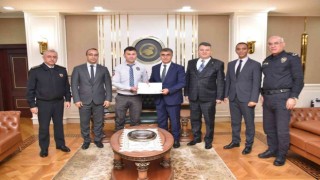 Vatandaşı dolandırılmaktan kurtaran güvenlik görevlisine Vali Gürelden “teşekkür belgesi”