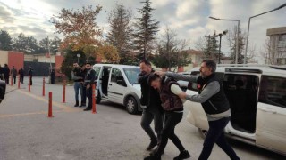 Yakınları cinayet zanlılarını bakın nasıl ‘teskin etti