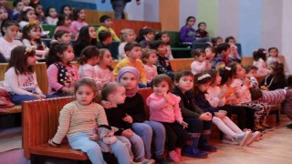 Yalovada çocuklar tiyatro ile eğlenmeye devam ediyor