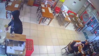 Yardım kumbarasını çaldı, önce kameraya sonra polise yakalandı
