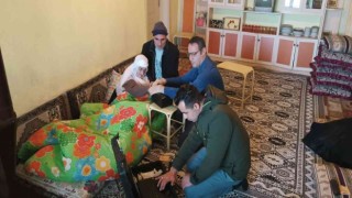 Yatalak ve görme engelli Makbule Güneşin kimlik yenileme işlemi evinde yapıldı