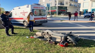 Yaya geçidindeki motosiklete çarpmamak için manevra yapan sürücü kaza yaptı