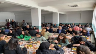 Yedisu Kaymakamı Başar, öğle yemeğini okulda öğrencilerle birlikte yedi
