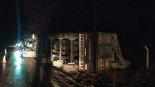 Yem yüklü tır devrildi, sürücü yaralandı