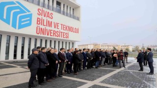 Yeniden atanan SBTÜ Rektörü Prof. Dr. Mehmet Kul çiçeklerle karşılandı