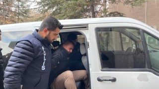 Yenilik Partisi Genel Başkanı Öztürk Yılmaza bıçaklı saldırıda bulunduğu iddiasıyla yakalanarak gözaltına alınan Serhat K., Ankara Adliyesine getirildi.