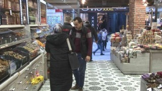 Yılbaşı öncesi vatandaşlar kuruyemişçilerin yolunu tuttu