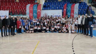 Yıldızlar Voleybolda birinci Bilgi Orta Okulu oldu