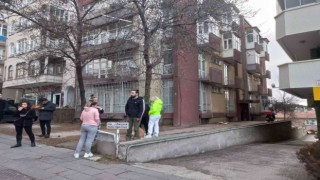 Yol ortasında eski eşine kurşun yağdırdı