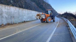 Yola düşen kayalar iş makineleriyle kaldırıldı